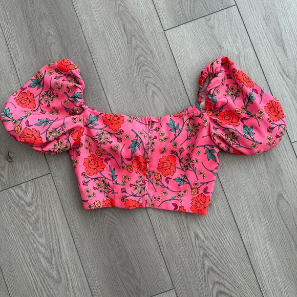 FINDERS KEEPERS KEY-HOLE PUFFED SLEEVE CROP TOP - Picture 3 of 3